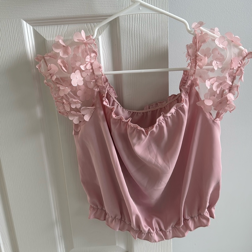 Cap sleeve flower lace pink top size medium.